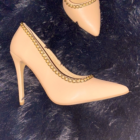 8.5 Nude Heels with Gold chain outline 🤩 - Picture 8 of 15